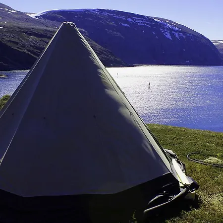 Arctic View Glamping & Restaurant خيمة فخمة *